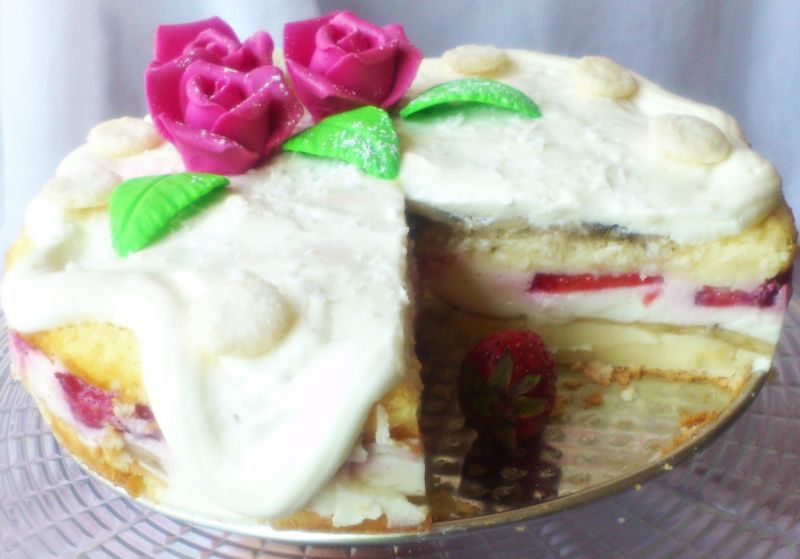 Ciasto na mleku z serkiem, owocami i bitą śmietaną