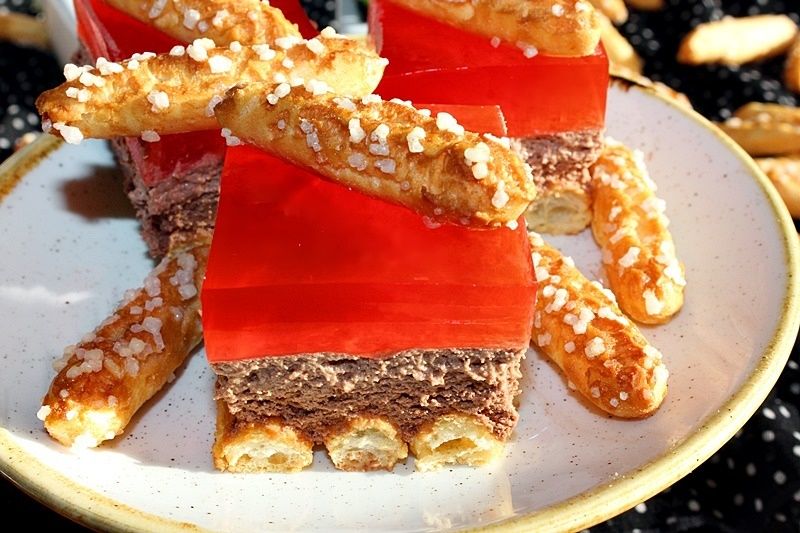 Ciasto na słomce z musem czekoladowym i galaretką  Ciasto na słomce z musem czekoladowym i galaretką