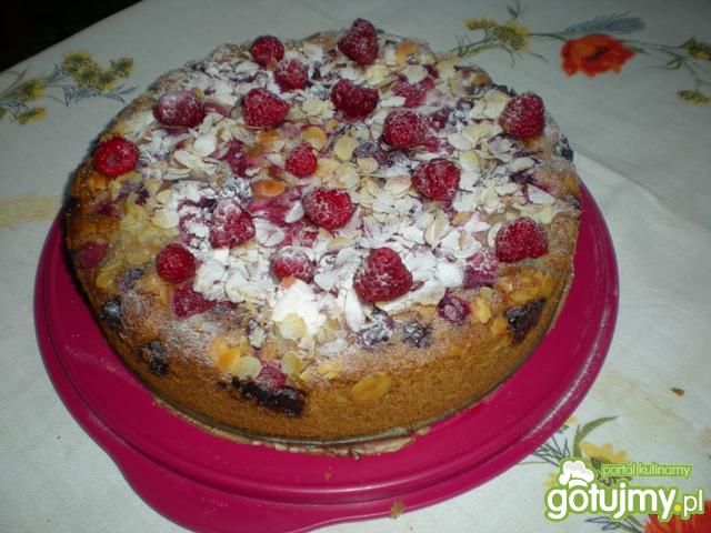 Ciasto orzechowe z malinami i borówkami