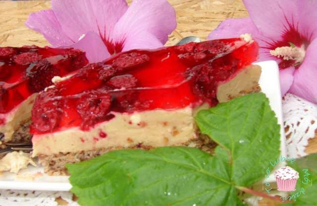 Ciasto orzechowe z masą chałwową i malinami Ciasto orzechowe z masą chałwową i malinami