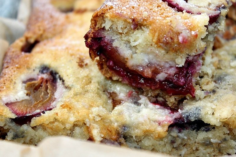 Ciasto owsiano-kokosowe ze śliwkami   Ciasto owsiano-kokosowe ze śliwkami