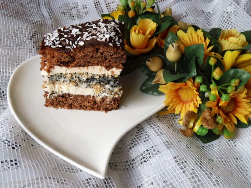 Ciasto piernikowe z  bezową wkładką Ciasto piernikowe z  bezową wkładką