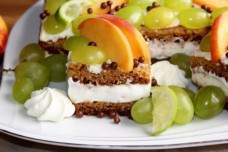 Ciasto podwójnie miodowe z kremem i owocami 