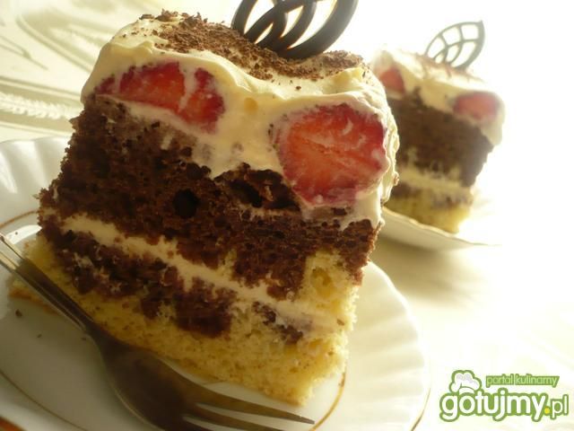 Ciasto przekładane truskawkami