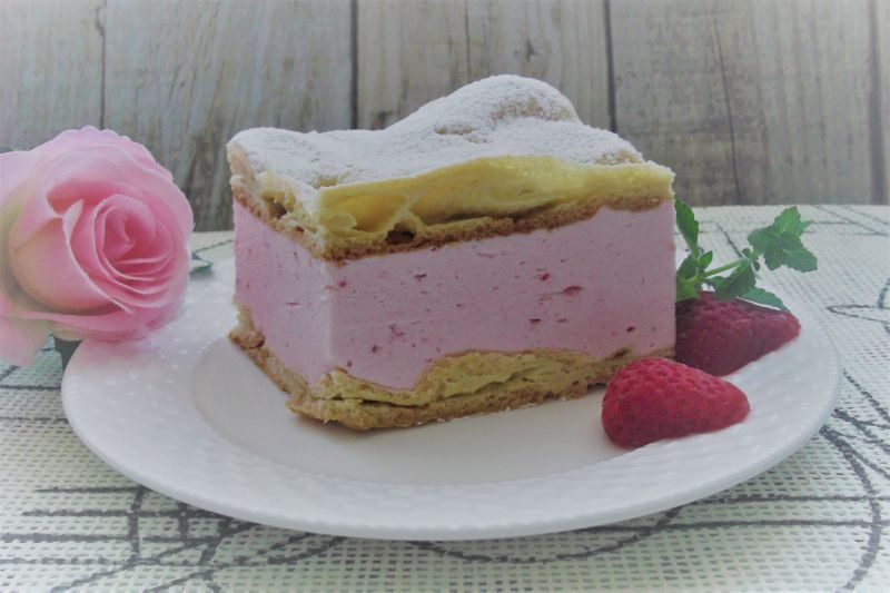 Ciasto ptysiowe z kremem śmietanowo-truskawkowym