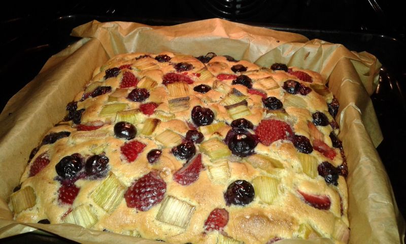 Ciasto rabarbarowo - truskawkowo - borówkowe