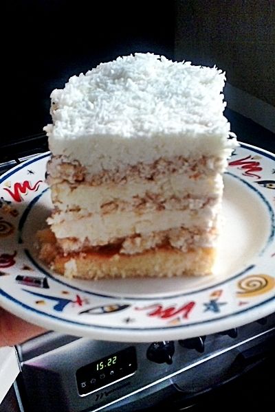 Ciasto rafaello z brzoskwiniami i herbatnikach Ciasto rafaello z brzoskwiniami i herbatnikach