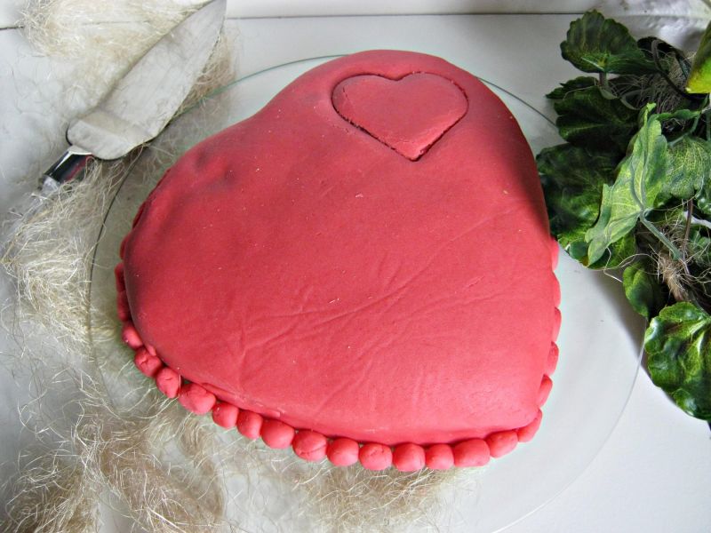 Ciasto serce z kremem czekoladowym i masą cukrową