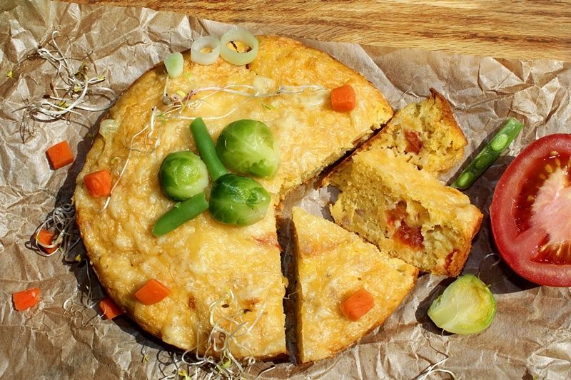 Ciasto serowe z tuńczykiem, pomidorem i kawałkami Ciasto serowe z tuńczykiem, pomidorem i kawałkami