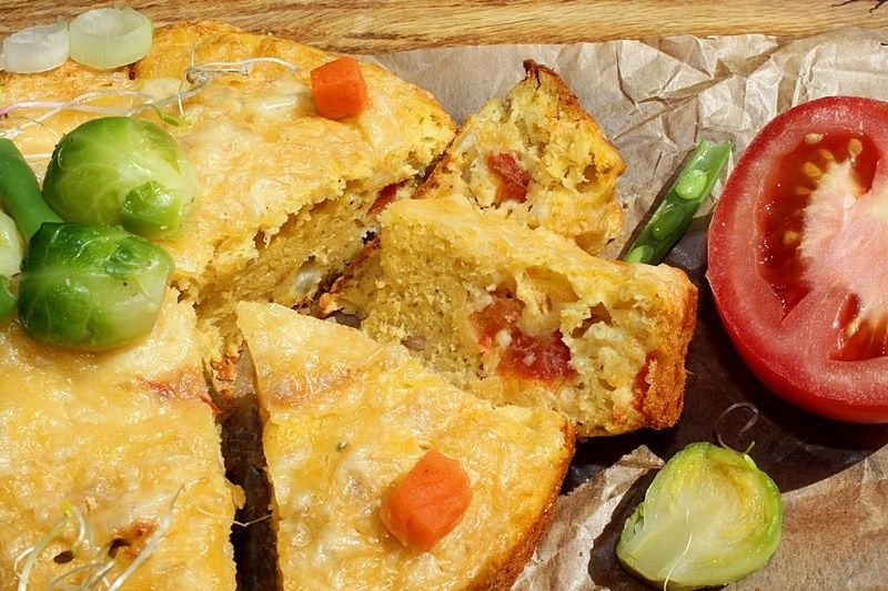 Ciasto serowe z tuńczykiem, pomidorem i kawałkami Ciasto serowe z tuńczykiem, pomidorem i kawałkami