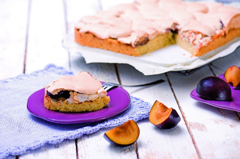 Ciasto śliwkowe z polewą bezową