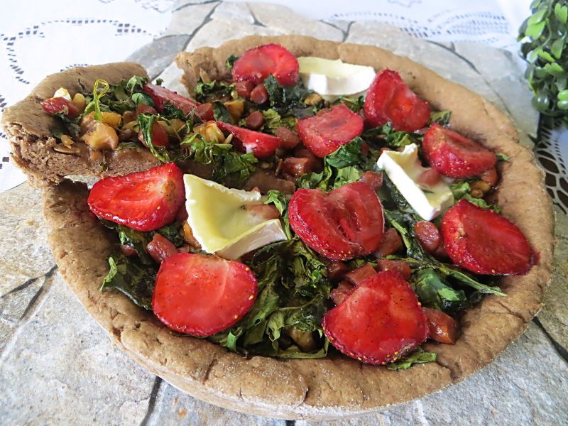 Ciasto słodko-wytrawne z truskawkami Ciasto słodko-wytrawne z truskawkami