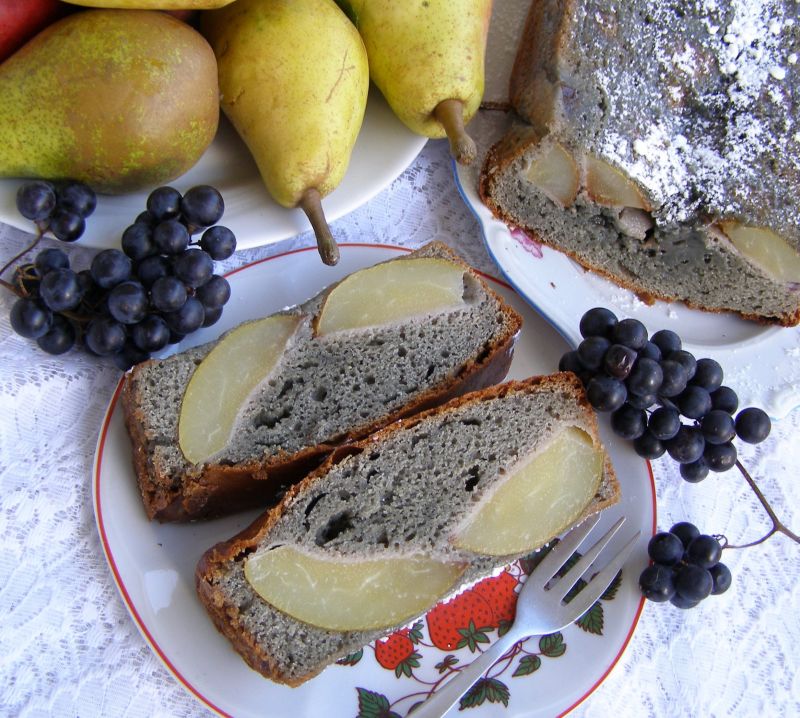 Ciasto smaczne z ciemnymi winogronami na gruszkach