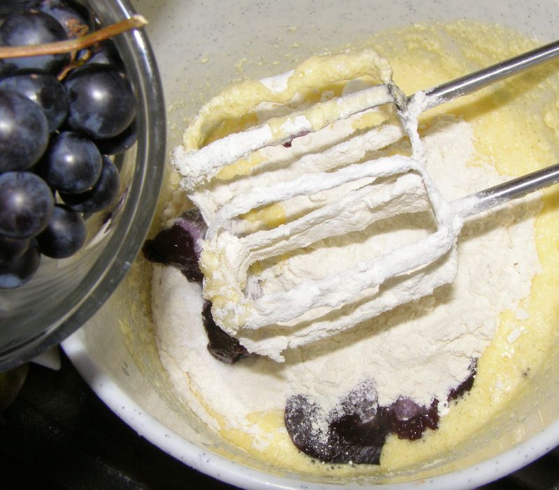 Ciasto smaczne z ciemnymi winogronami na gruszkach