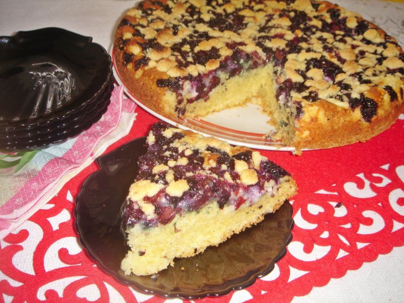 Ciasto śmietankowe z borówkami, serem i kruszonką 