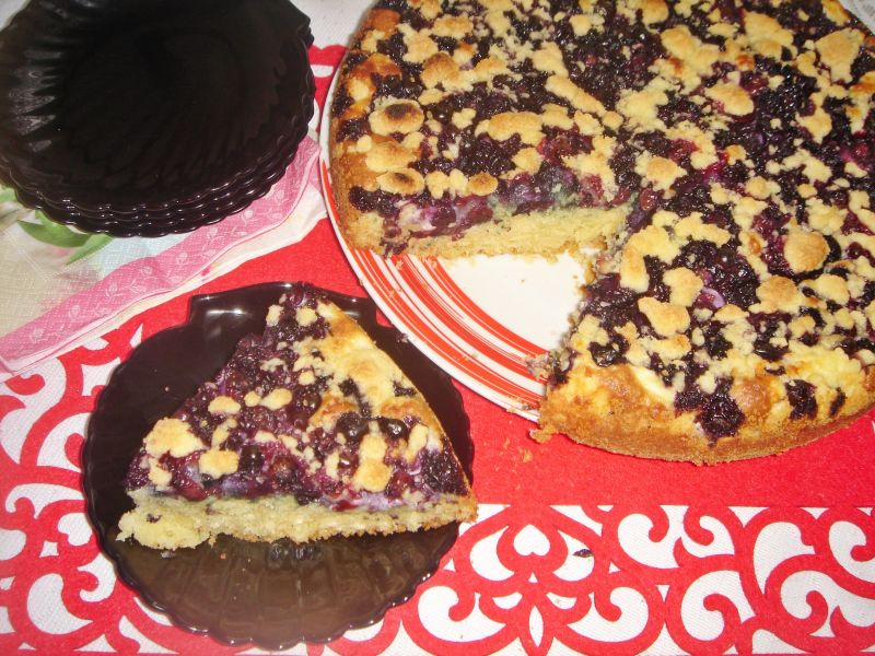 Ciasto śmietankowe z borówkami, serem i kruszonką 