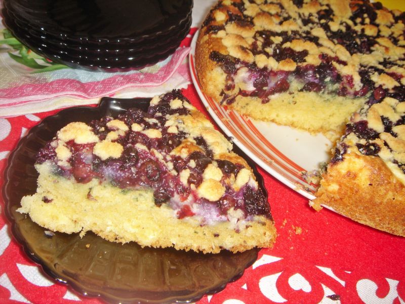 Ciasto śmietankowe z borówkami, serem i kruszonką 