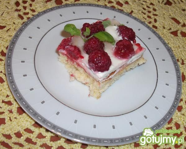 Ciasto śmietankowe z malinami i melisą Ciasto śmietankowe z malinami i melisą