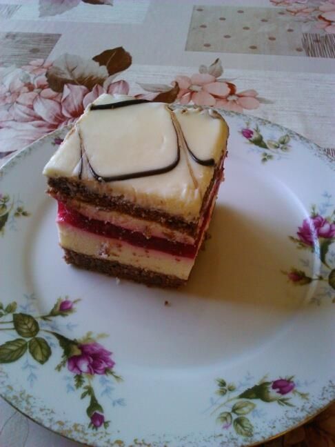 Ciasto śmietankowe z musem malinowym