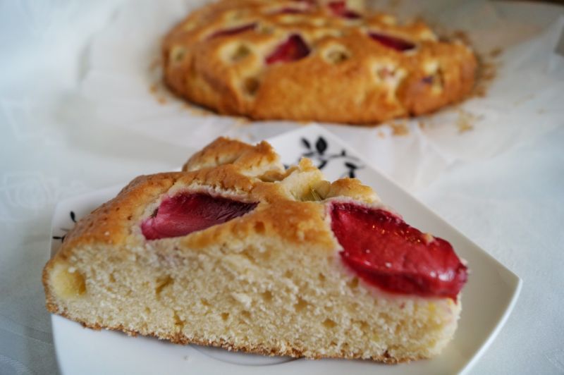 Ciasto śmietankowe z truskawkami i rabarbarem Ciasto śmietankowe z truskawkami i rabarbarem