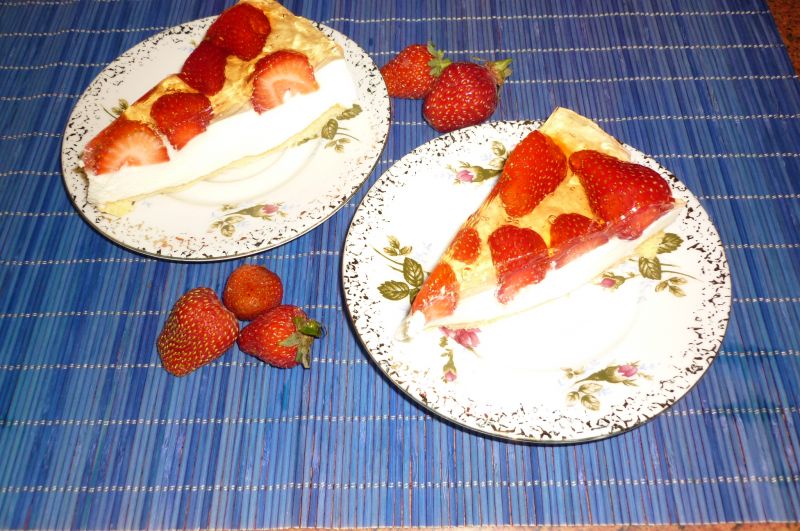 Ciasto śmietanowe z truskawkami i bananami Ciasto śmietanowe z truskawkami i bananami