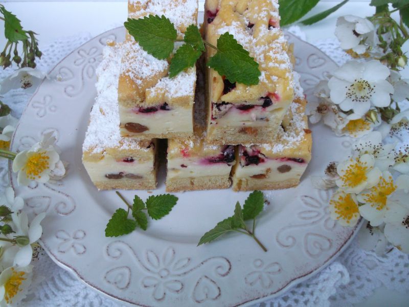 Ciasto styropian z jagodami i rodzynkami