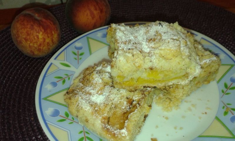 Ciasto sypane z brzoskwiniami