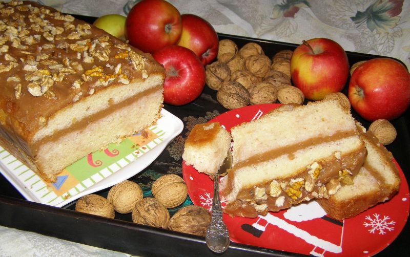 Ciasto torebkowe z musem jabłkowym i orzechami.