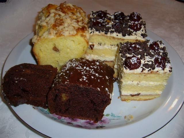 Ciasto tortowe z bitą śmietaną i alkohol