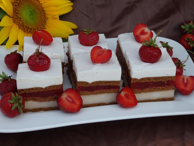 Ciasto truskawkowe na herbatnikach Ciasto truskawkowe na herbatnikach