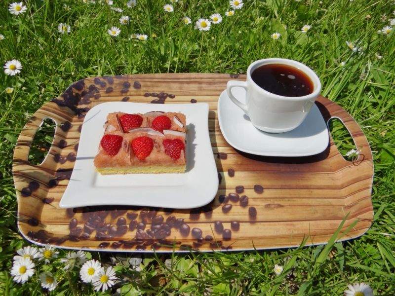 Ciasto truskawkowe z plastrami kokosowymi