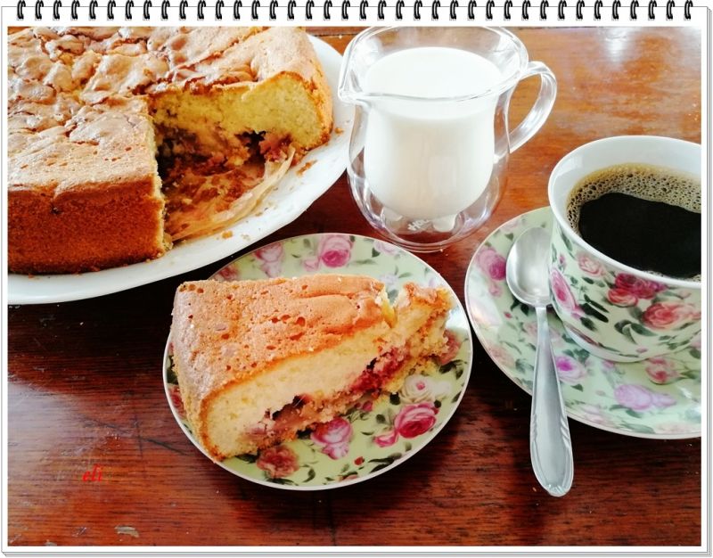 Ciasto ucierane Eli z truskawkami i rabarbarem 