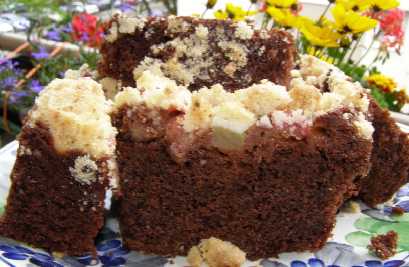 Ciasto ucierane kakaowe z rabarbarem i kruszonką