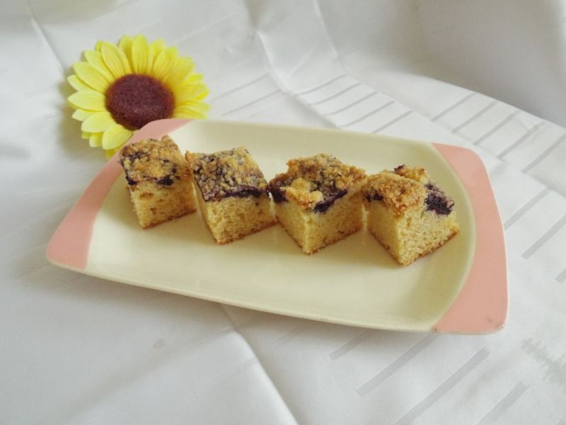 Ciasto ucierane na maślance z owocami i kruszonką Ciasto ucierane na maślance z owocami i kruszonką