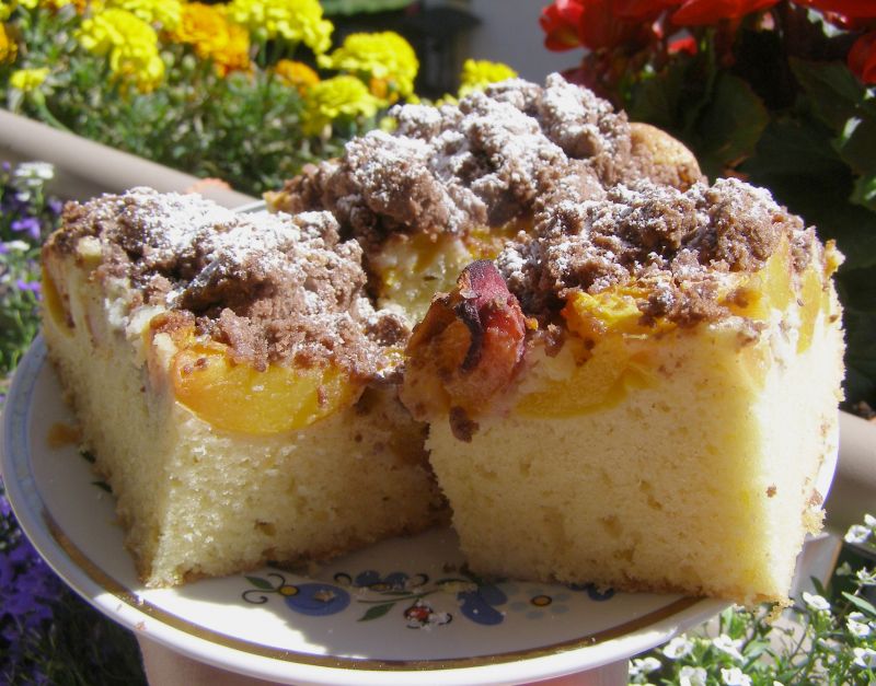 Ciasto ucierane z nektarynkami i kruszonką kakaową Ciasto ucierane z nektarynkami i kruszonką kakaową