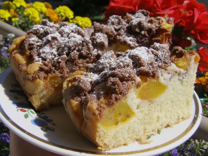 Ciasto ucierane z nektarynkami i kruszonką kakaową