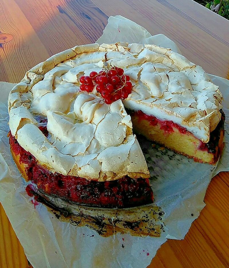 Ciasto ucierane z porzeczkami pod bezową kołderką