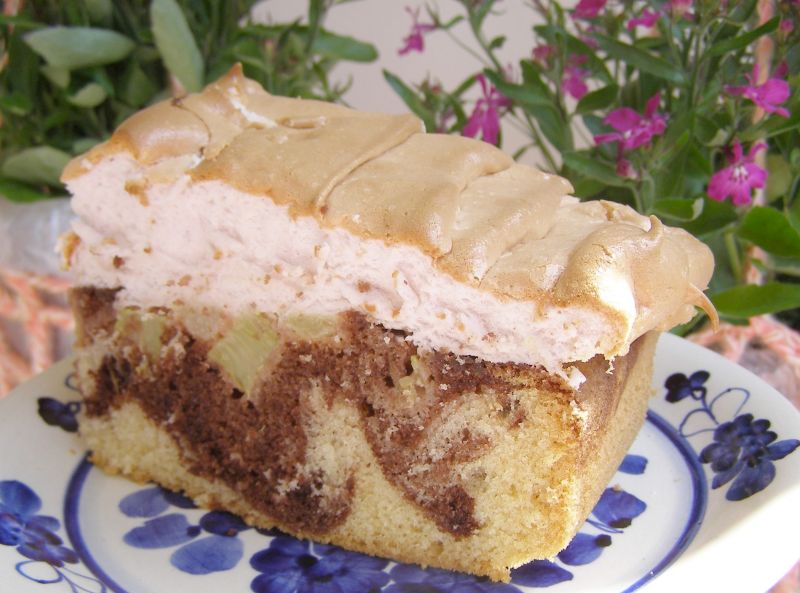 Ciasto ucierane z rabarbarem i pianką bezową Ciasto ucierane z rabarbarem i pianką bezową