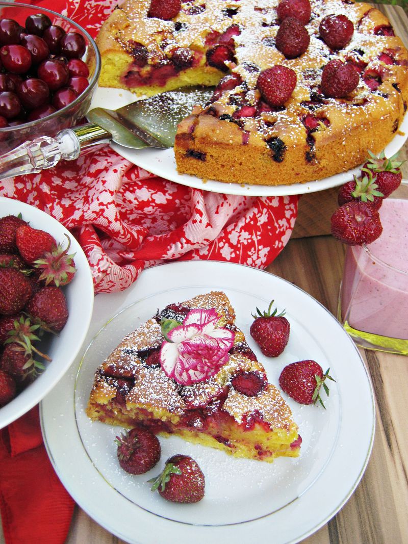 Ciasto ucierane z truskawkami i czereśniami