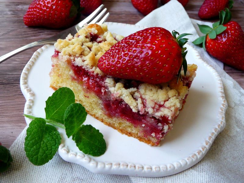 Ciasto ucierane z truskawkami i kruszonką Ciasto ucierane z truskawkami i kruszonką