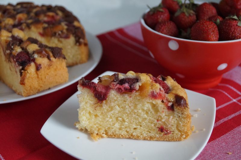 Ciasto ucierane z truskawkami i marcepanem