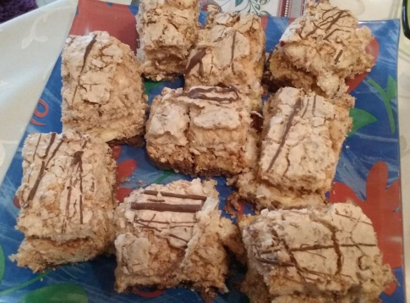 Ciasto z advocatem pod pianką kokosową