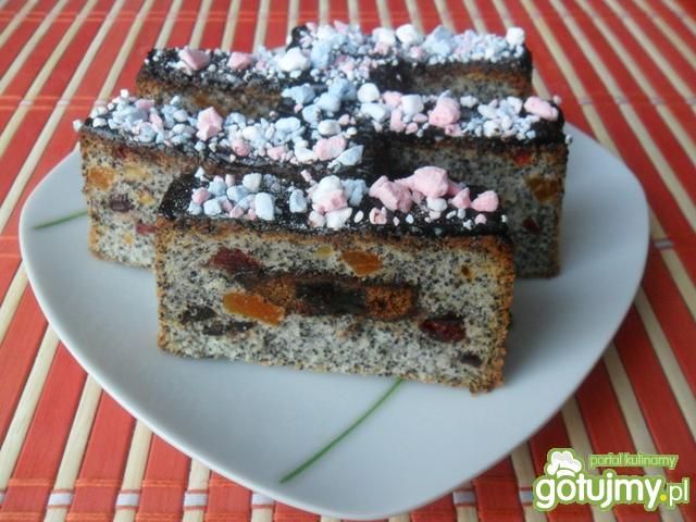 Ciasto z białek z makiem i pierniczkami  Ciasto z białek z makiem i pierniczkami