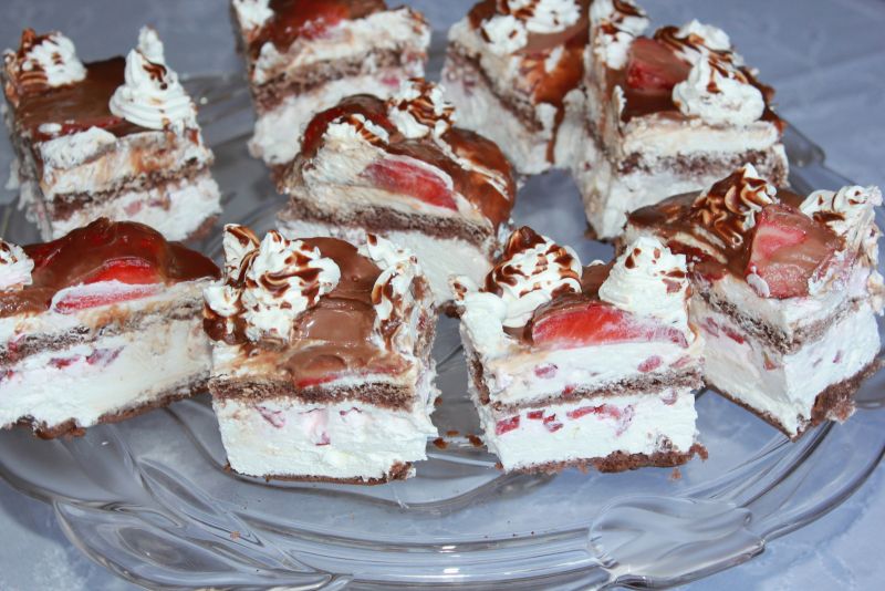 Ciasto z bitą śmietaną i truskawkami  Ciasto z bitą śmietaną i truskawkami