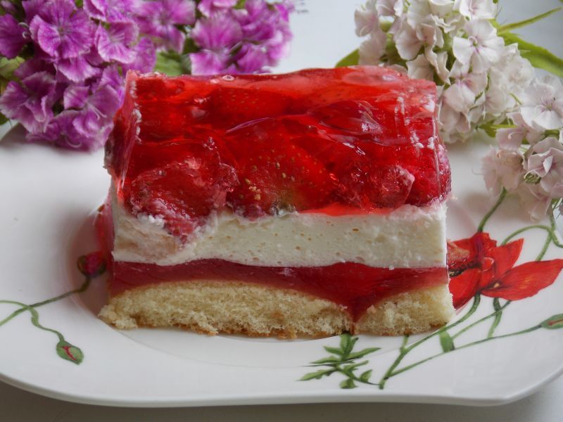 Ciasto z bitą śmietaną i truskawkami pod galaretką