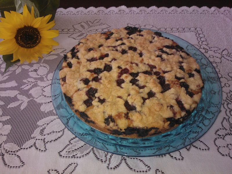 Ciasto z borówkami mieszane łyżką Ciasto z borówkami mieszane łyżką