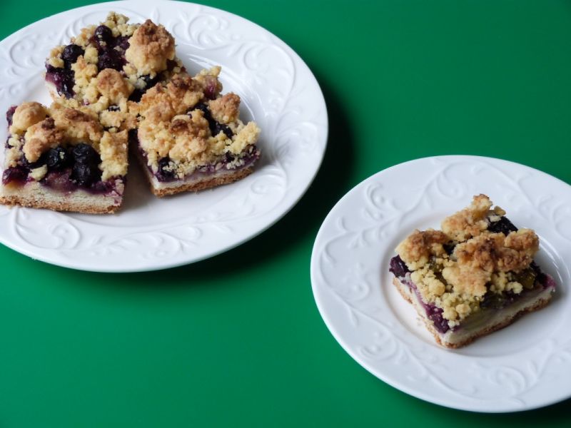 Ciasto z borówkami, rabarbarem i kruszonką
