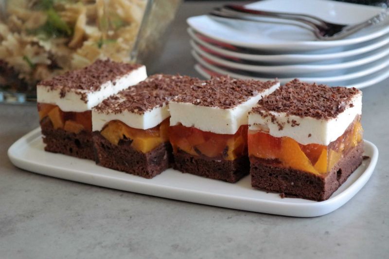 Ciasto z brzoskwiniami i galaretką