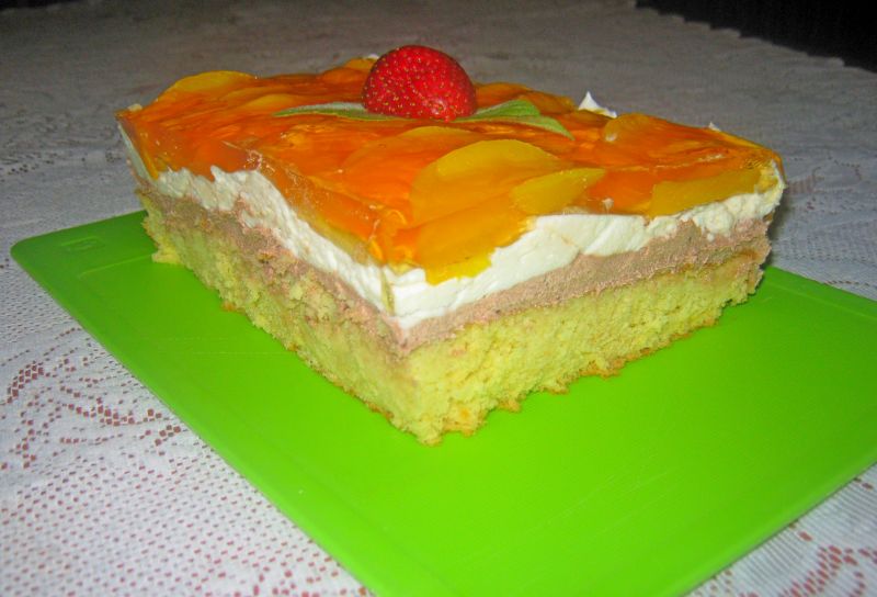 Ciasto z brzoskwiniami i kremem Ciasto z brzoskwiniami i kremem
