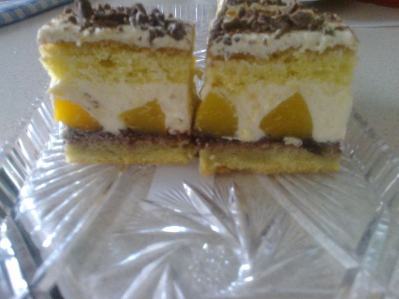 Ciasto z brzoskwiniami i masą z kaszy mannej